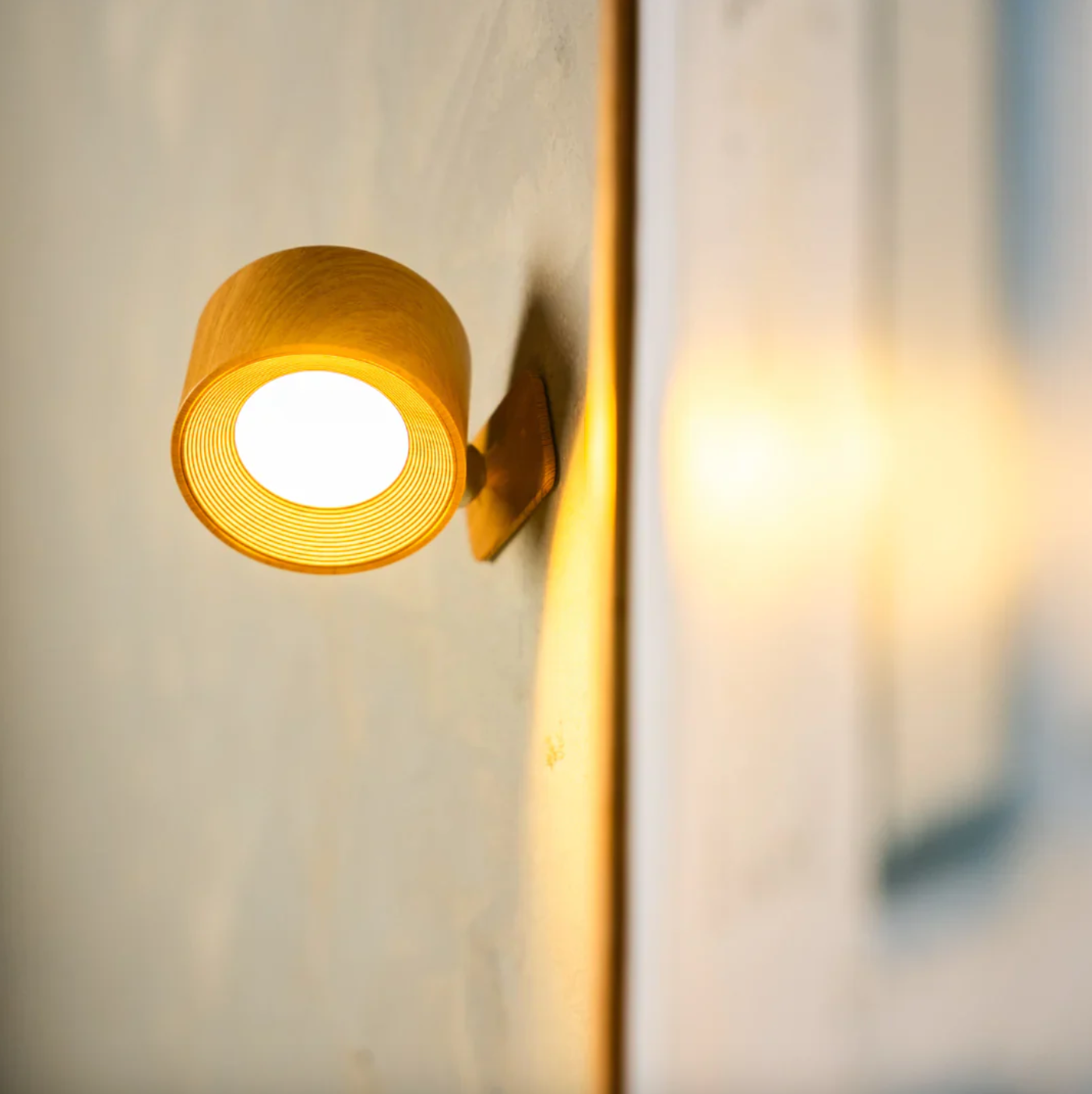 Uppladdningsbar LED-vägglampa med rörelsesensor