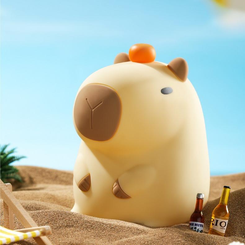 Gullig kapybara nattlampa – mjuk & unik