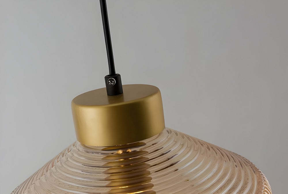 Vitrina – Pendellampa i Räfflat Glas & Vintagefinish