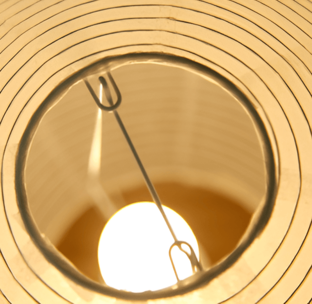 Valeria Nami – Japanskinspirerad bordslampa i rispapper